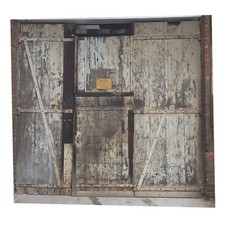 großes massives Holztor mit